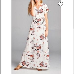 🆕 NWOT Staccato Floral Maxi Dress